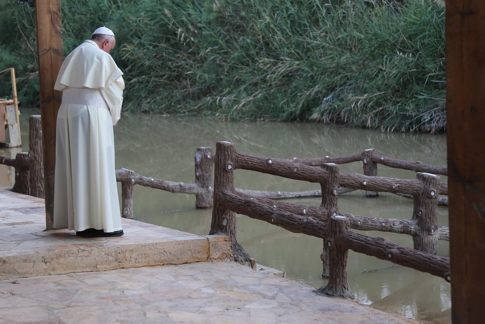 Pope-Francis-at-Bethany-beyond-the-Jordan--standing-by-River-courtesy-of-PopeVisit.Jo