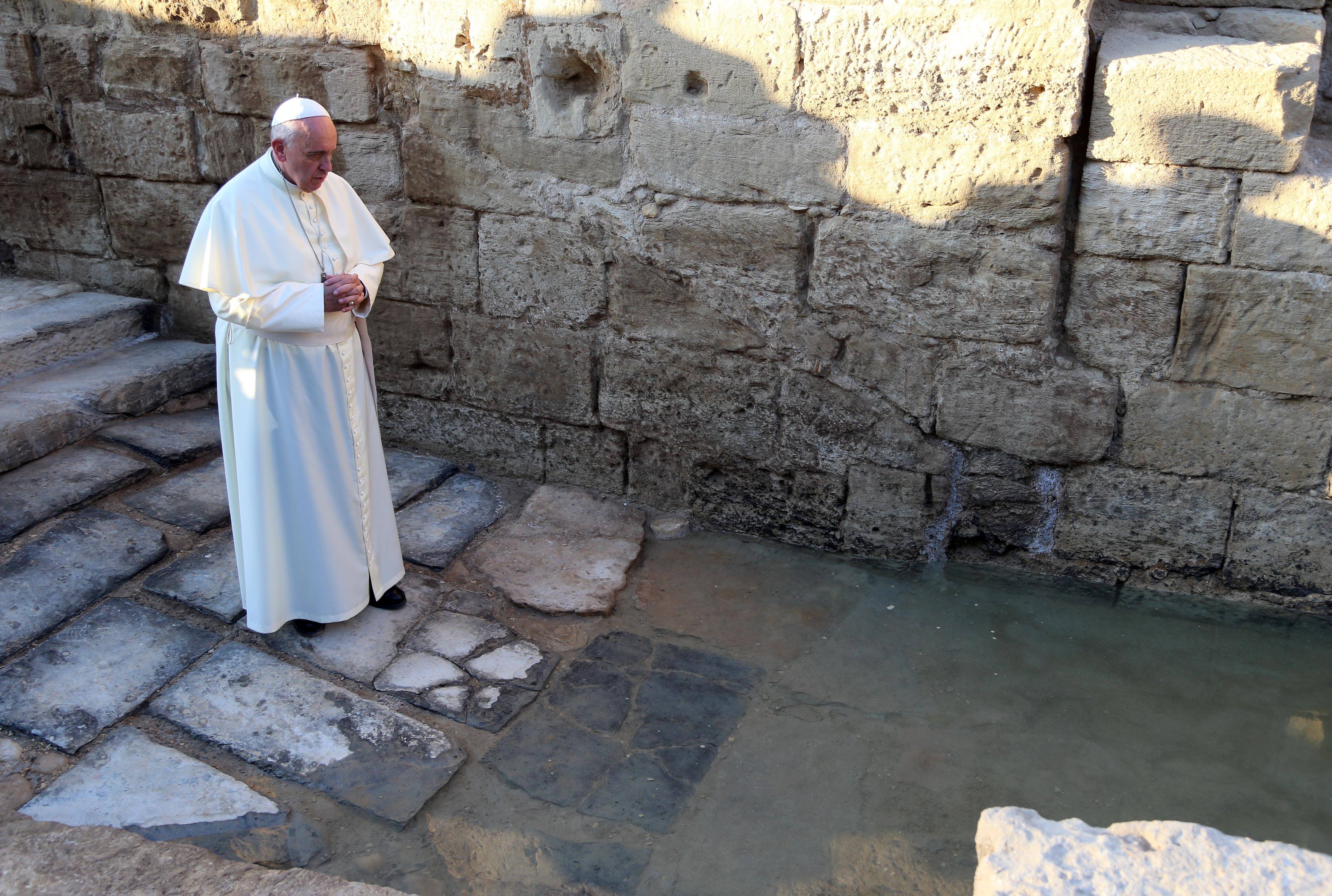 Pope_Francis-archaeological_site-church-baptism_site1